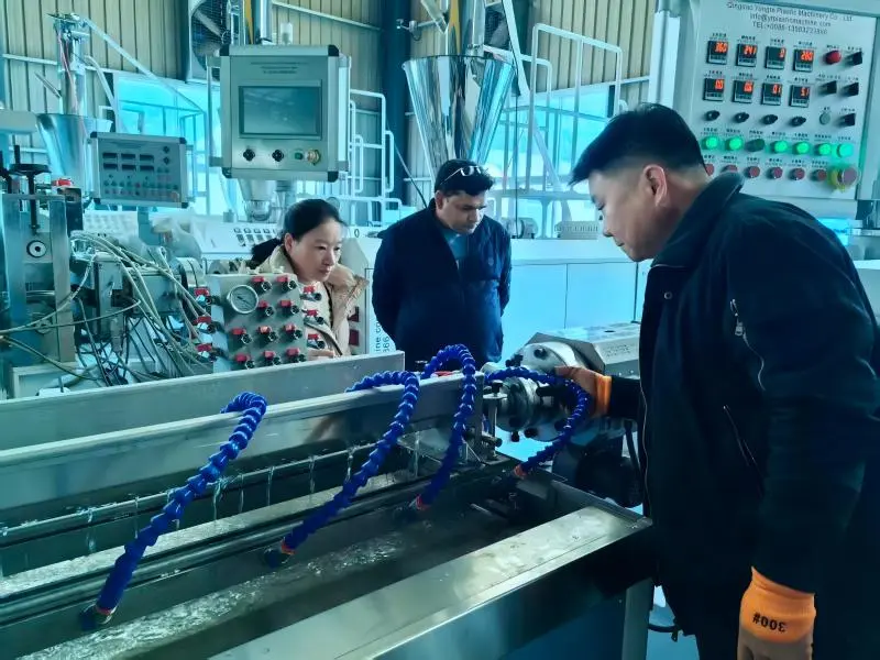 ເຄື່ອງທໍ່ນ້ຳຊົນລະປະທານຢາງແລ່ນຢູ່ບ່ອນສຳລັບລູກຄ້າອິນເດຍ