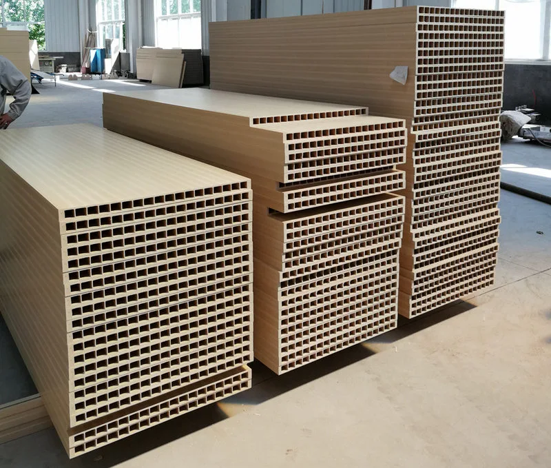 ວັດສະດຸພາດສະຕິກໃດທີ່ເຫມາະສົມສໍາລັບການຜະລິດປະຕູ WPC?