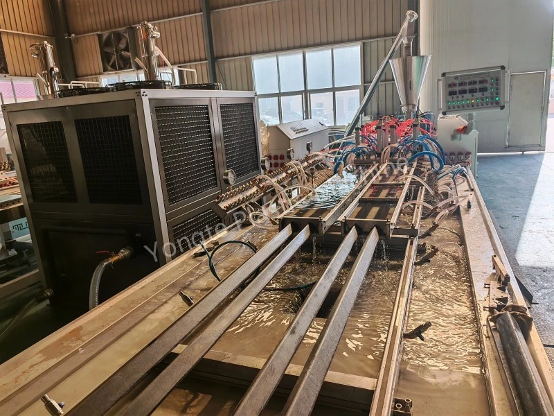 4 Cavity Recycled Profile Extrusion Machine ສາມາດບັນລຸຄວາມໄວສູງສຸດ 8 ແມັດ/ນາທີ